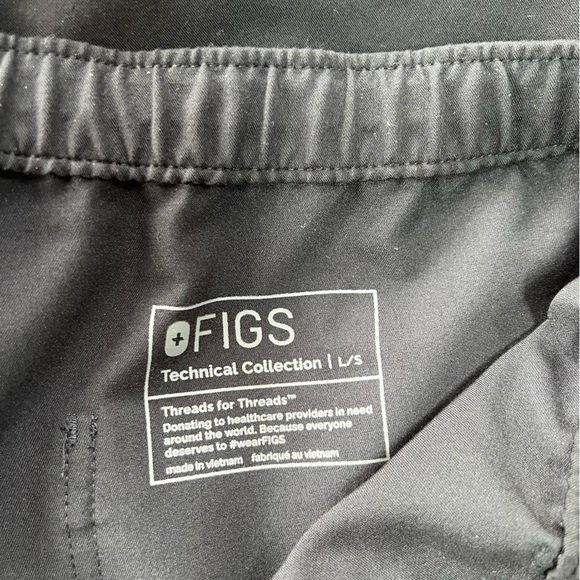 FIGS Men's Cairo Cargo Scrub Pants in Black, Large/Short - Picture 8 of 10